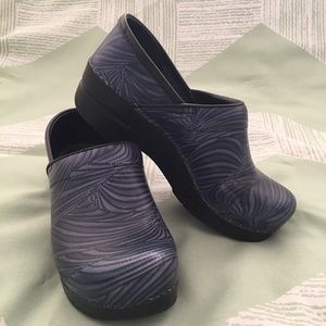 Dansko EU 36 Nurse Work Clogs Blue Stripe